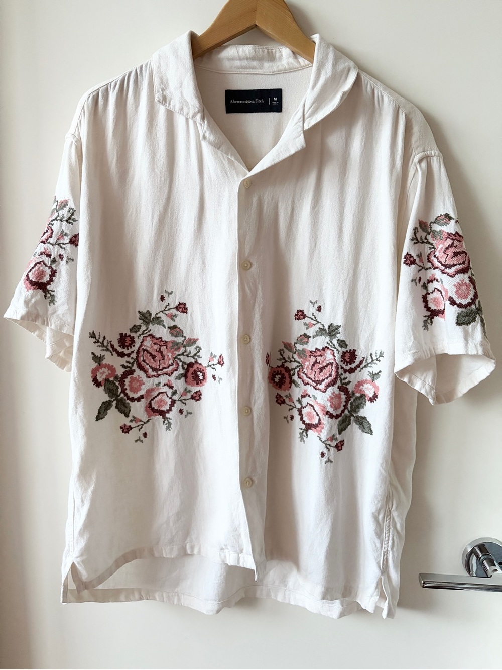 Abercrombie & Fitch Linen Floral Embroidery Short Sleeve Button Down Cream M